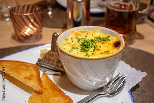 traditionelles würzfleisch mit toastscheiben und zitrone