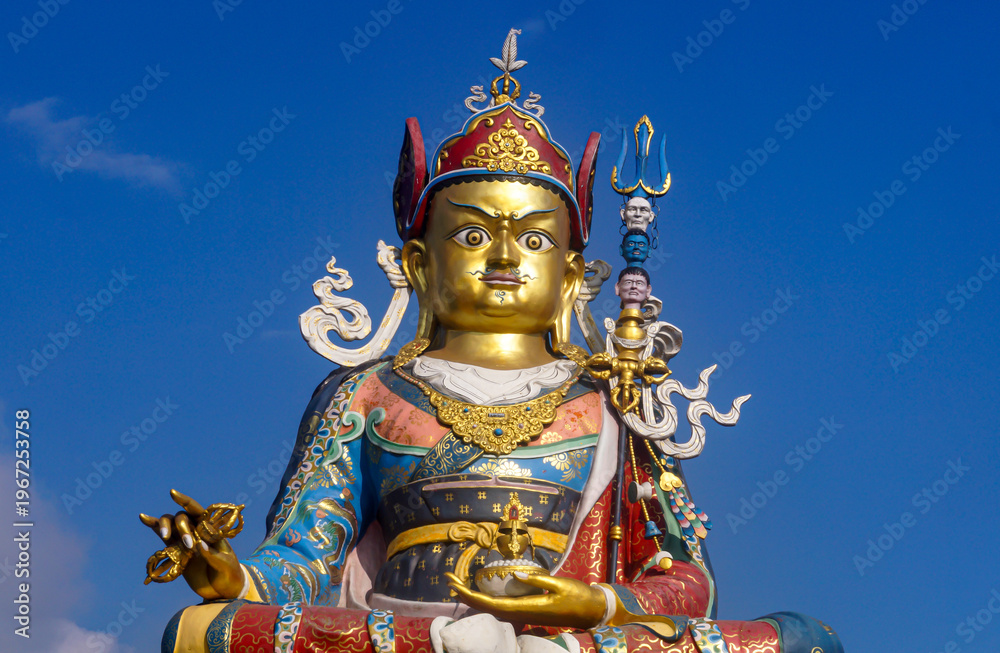 Obraz premium Statue of Guru Padmasambhaba or Guru Rinpoche, a revered figure in Tibetan Buddhism, located near Delo Park in Kalimpong West Bengal India. 