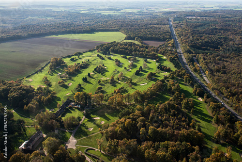 vue aérienne d'un golf à La Queue les Yvelines l'automne en France