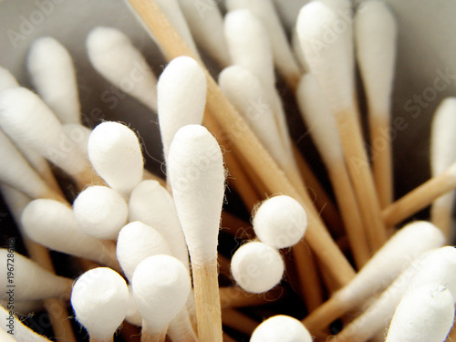 Fotografía Macro close-up of cotton swabs with soft texture, hygiene and personal care conc