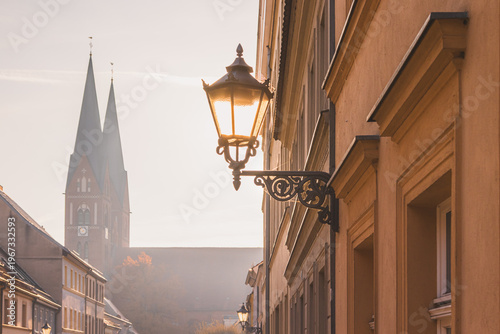 Straßenszene in Neuruppin immorgendlichen Gegenlicht