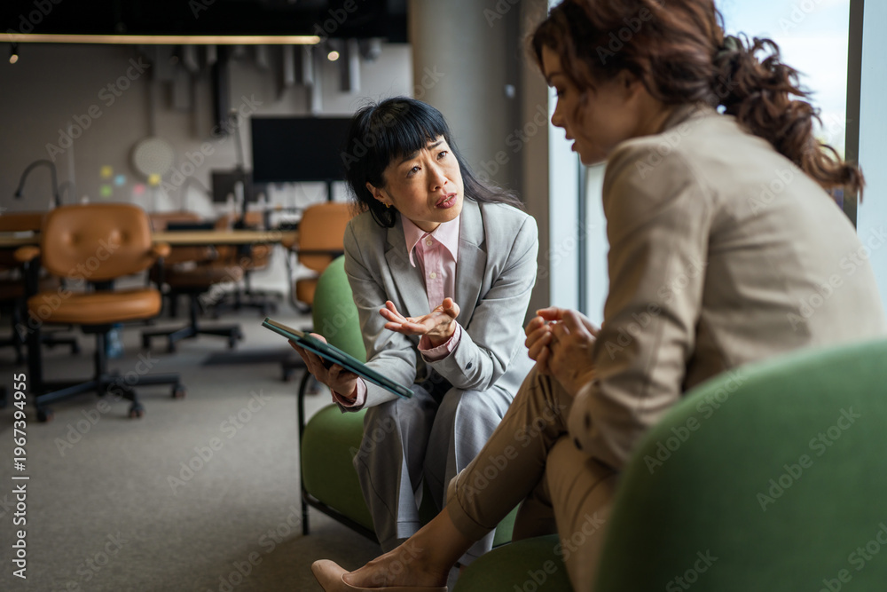 Obraz premium Businesswoman listening with concern during office meeting