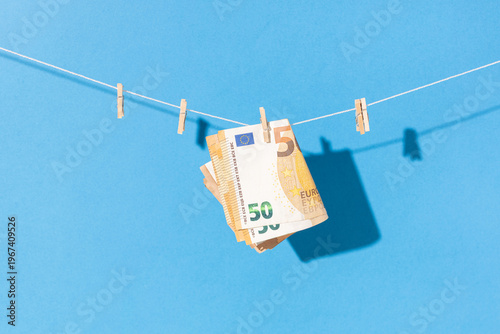 Tableau sur toile fifty euro bills hanging on a clothesline