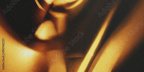 Foto A close-up of a gold object on a black background
