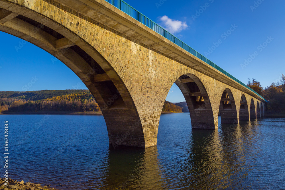 Fototapeta premium Klamer Brücke an der Versetalsperre