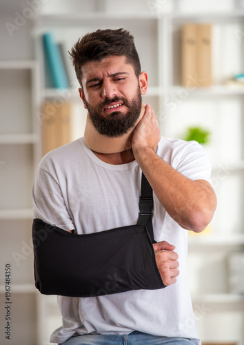 Konstfotografi Man with neck brace and arm sling.