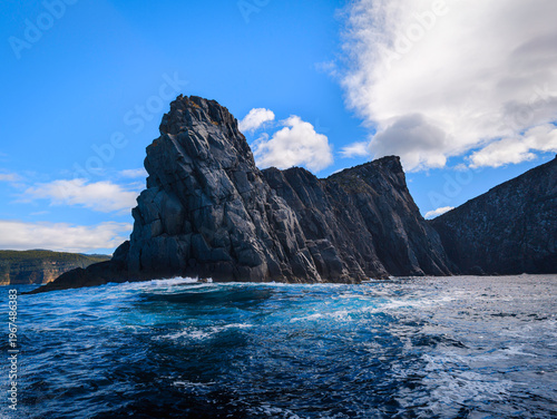 Εκτύπωση καμβά Cape Raoul seascape with rock platforms, towering cliffs, columns, blue sky, and