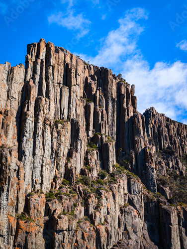 Foto Cape Raoul rock platforms and towering cliff columns against the blue sky in Tas