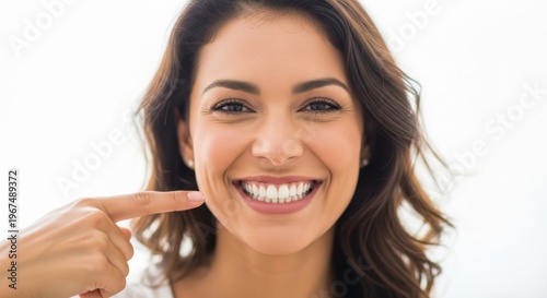 Mulher jovem latina feliz apontando para os dentes brancos perfeitos. Conceito de odontologia, clareamento dental, higiene e saúde bucal.