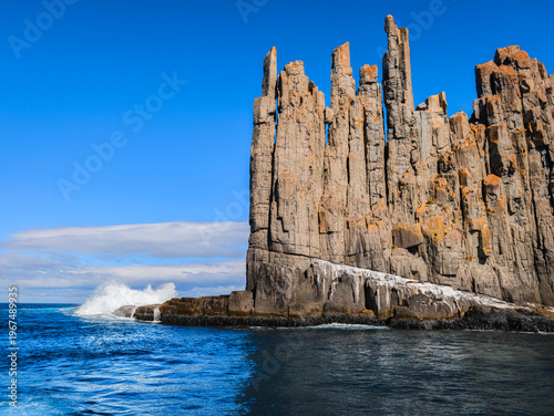 Εκτύπωση καμβά Cape Raoul seascape with rock platforms, towering cliffs, columns, blue sky, and