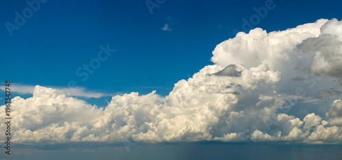 Fotografía Bright landscape of blue sky with flying white clouds