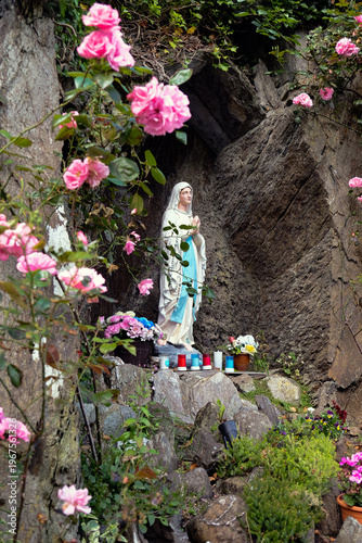 Cuadro en lienzo The Virgin Mary religious statue at St