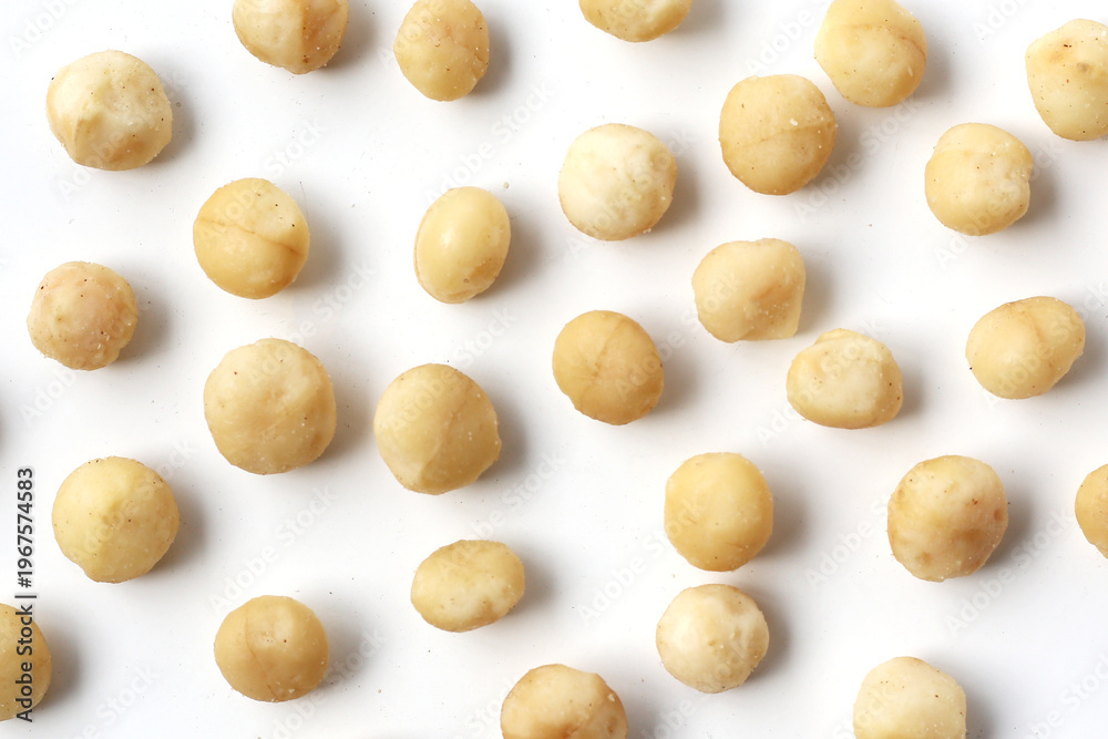 Obraz premium Deliciously salted roasted macadamia nuts