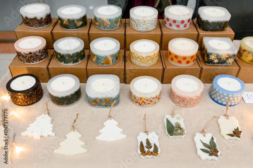 Photos Decorative candles displayed on a table with seasonal designs and shapes