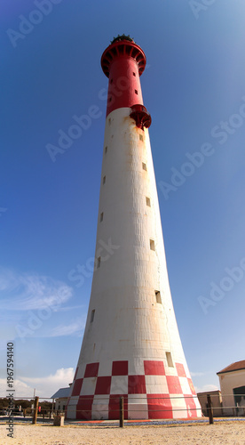 Le phare de La Courbe vu en contre-plongée