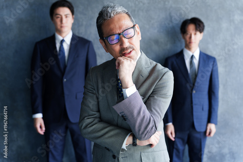 困った表情のビジネスマンと部下