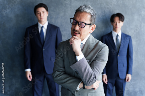 Wallpaper Mural 困った表情のビジネスマンと部下 Torontodigital.ca