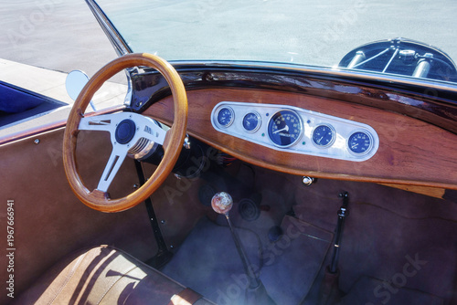 Φωτογραφία Dashboard, steering wheel, manual stick gear shifter and leather with wood trimm