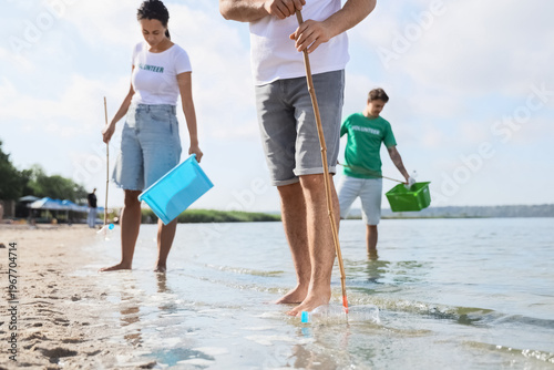 Group of volunteers cleanin...