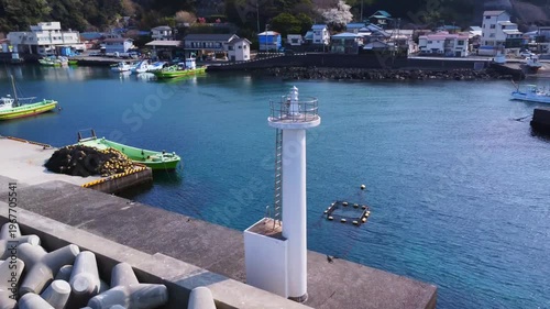 小さな港町の灯台をぐるっと一周