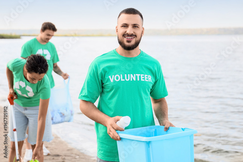 Male volunteer with bin cle...