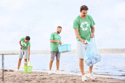 Young volunteers cleaning u...