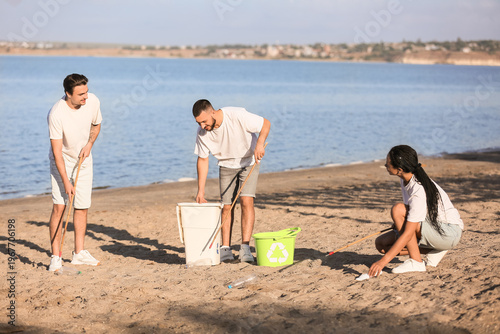 Young people cleaning up tr...