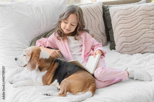 Cute little girl with Beagl...