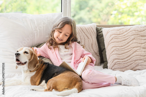 Cute little girl with Beagl...