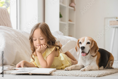 Cute little girl with Beagl...