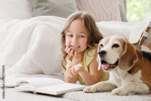 Cute little girl with Beagl...
