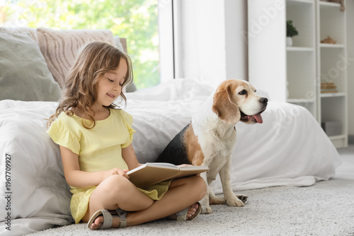 Cute little girl with Beagl...