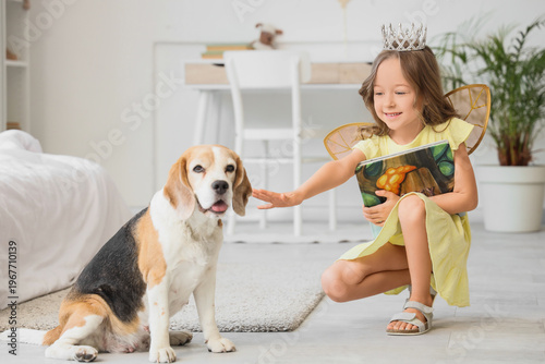 Cute little girl with Beagl...