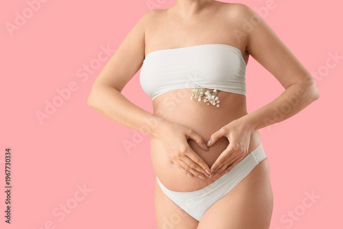 Young pregnant woman in und...