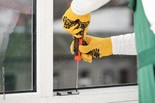 Male worker with screwdrive...