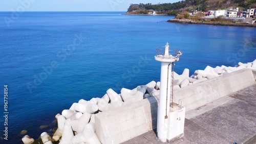 小さな港町の灯台をぐるっと一周