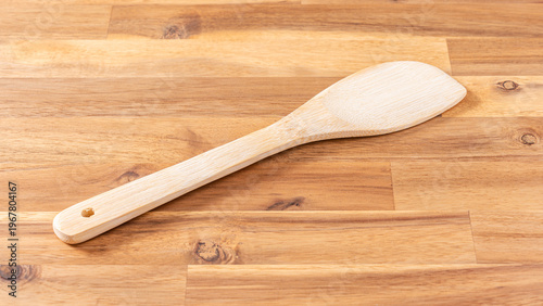 木べら 木製 キッチンツール 木目テーブル上の調理器具