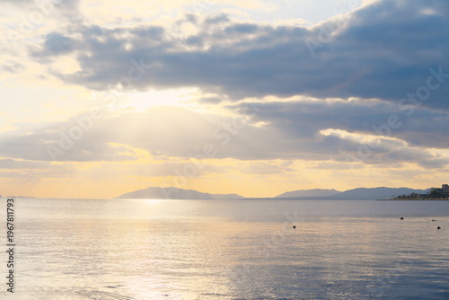 宍道湖の夕暮れ時、静かな水面に映る光と島影