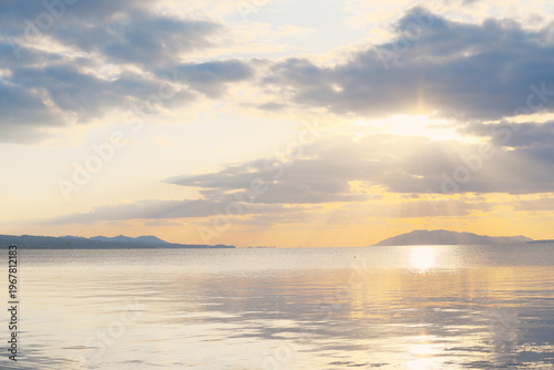 太陽光が水面に反射する、穏やかな宍道湖の風景
