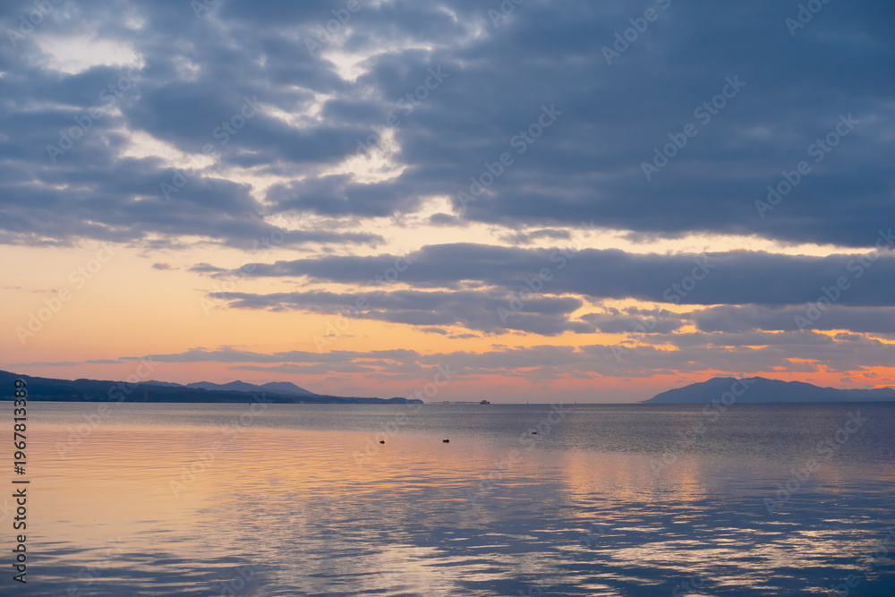 Fototapeta premium 宍道湖水平線に沈む夕日と穏やかな水面のコントラスト