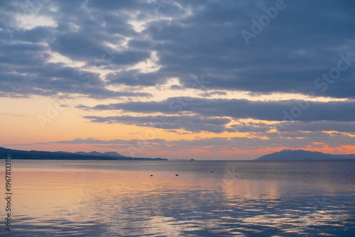 宍道湖水平線に沈む夕日と穏やかな水面のコントラスト