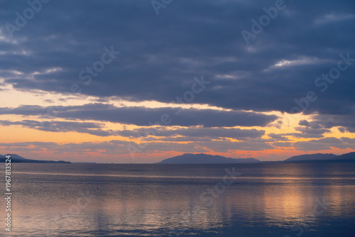 宍道湖の夕暮れの静寂、水平線に沈む太陽と穏やかな湖