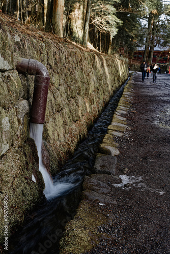 擁壁に設置された排水パイプ