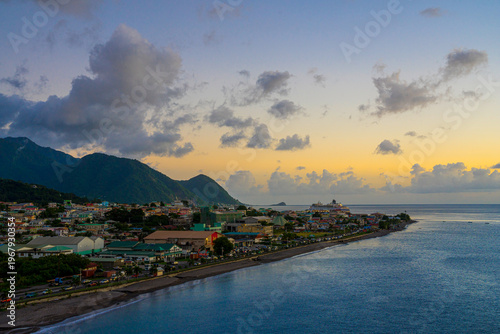 Fotografía Twilight settles over the mountains and calm waters of a Dominica port