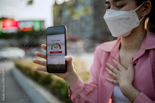 Tableau sur toile People wearing masks in polluted city air, highlighting smog, respiratory health risks, environmental hazards, poor air quality, and global urban pollution crisis