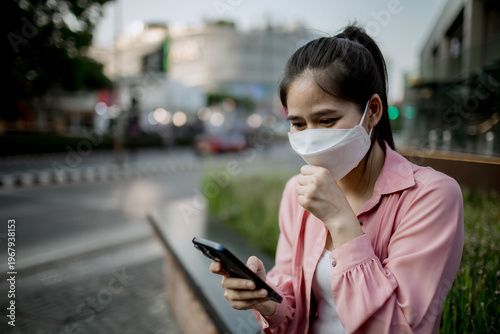 Foto People wearing masks in polluted city air, highlighting smog, respiratory health risks, environmental hazards, poor air quality, and global urban pollution crisis