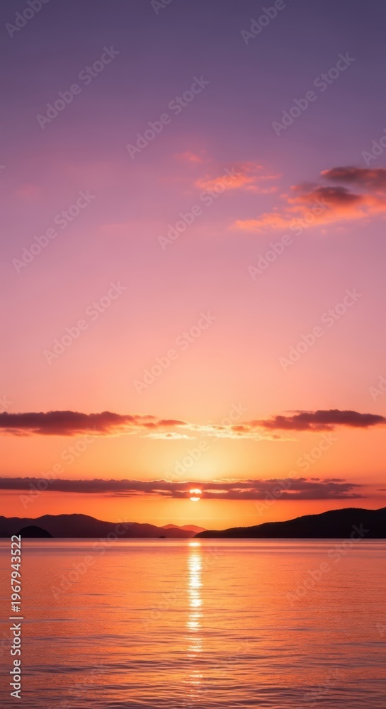 Obraz premium Sunset over water with vibrant colors in the sky