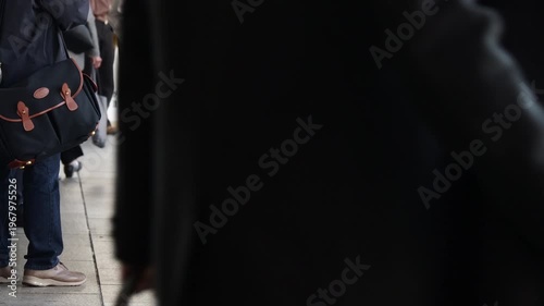 名古屋駅の商店街で歩く人々の姿