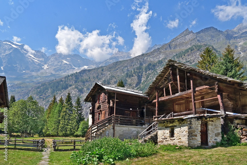 Fotografija Macugnaga, le tipiche case Walser di Macugnaga, Verbano Cusio Ossola, Piemonte,