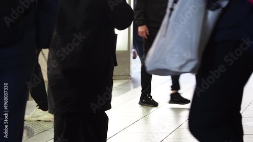 朝の名古屋駅の商店街で歩くサラリーマンの姿